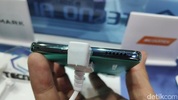 Di bawahnya terdapat lubang-lubang speaker beserta SIM ejector. Foto: Moch Prima Fauzi/detikcom