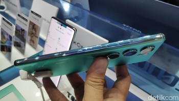 Tombol fisik lainnya hadir di samping kiri ponsel antara lain tombol volume dan daya. Pinggirannya dibuat glossy dan mengkilap agar terkesan lebih mewah. Foto: Moch Prima Fauzi/detikcom