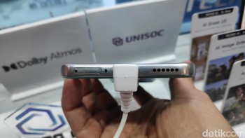 Speaker juga ada di bagian bawahnya bersamaan dengan SIM tray. Foto: Moch Prima Fauzi