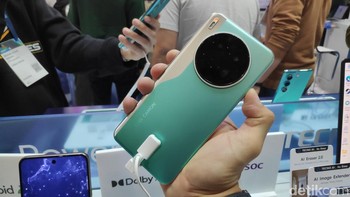 Camon 40 Premier 5G hadir dengan dua pilihan warna. Kalau yang ini adalah Galaxy Black. Foto: Moch Prima Fauzi