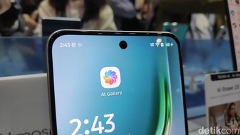 Di atasnya ada kamera selfie 50MP dengan AF. Rasio screen to body sebesar 94%. Foto: Moch Prima Fauzi