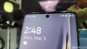 Di bagian atasnya terdapat punch hole kamera 50MP AF Foto: Moch Prima Fauzi/detikcom