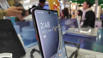 Ketebalannya 7,29mm. Tombol tersebut adalah akses cepat ke fitur FlashSnap. Foto: Moch Prima Fauzi/detikcom