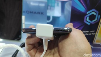 Di bawah ada lubang speaker dan SIM ejector. Foto: Moch Prima Fauzi/detikcom