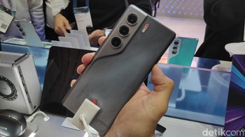 Bagian belakang Camon 40 Pro 5G. Yang ini adalah varian warna Galaxy Black. Foto: Moch Prima Fauzi/detikcom