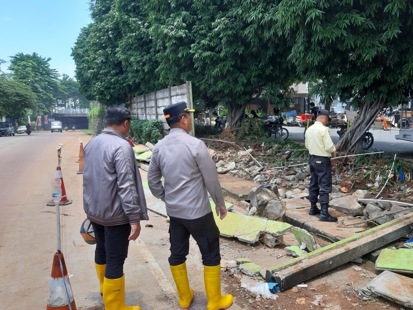 Tembok yang jebol di Grand Galaxy Bekasi. (Dok. Istimewa via Detikcom)