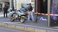 Sebuah mobil menabrak sekelompok orang di pusat kota Mannheim. Dua orang tewas dan beberapa lainnya mengalami luka serius. (René Priebe/dpa via AP)  