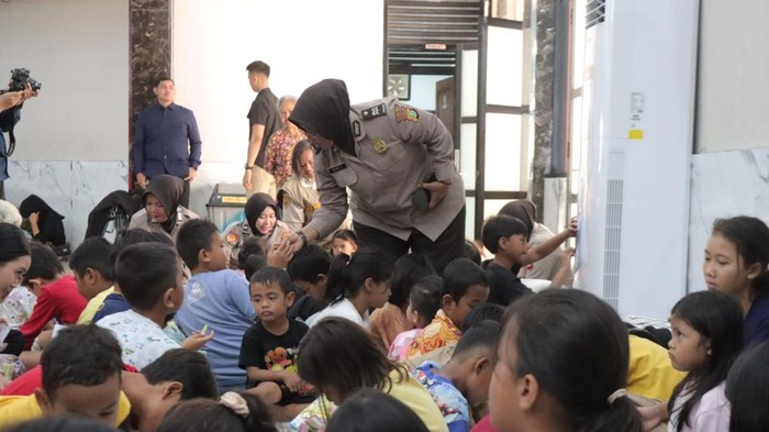 Tim Psikolog SSDM Polri turun membantu pemulihan psikis korban banjir di Jakarta Timur.