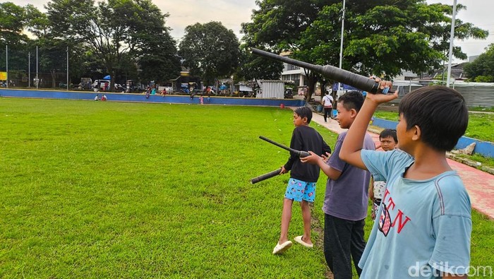 Tio, Juan dan teman-temannya sedang bermain bazoka spiritus di Lapangan Ciperna, Cirebon