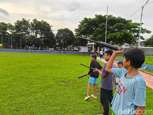 Ngabuburit Ala Bocah Ciperna Cirebon, Adu Ledakan Bazoka Spiritus