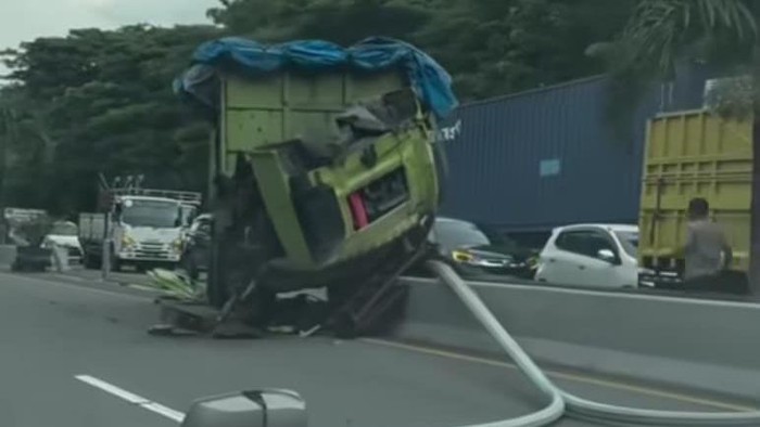 Truk menabrak pembatas jalan di Tol Reformasi Makassar.
