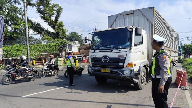 Truk parkir di exit tol lawang