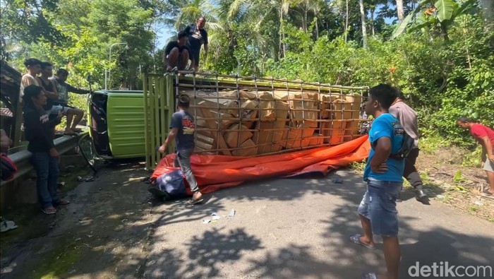 Truk terguling di Trenggalek
