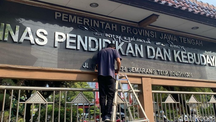 Tulisan aksara Jawa di Kantor Disdikbud Jateng, Kecamatan Semarang Tengah, diturunkan usai sempat viral karena salah penulisan, Kamis (5/3/2025).