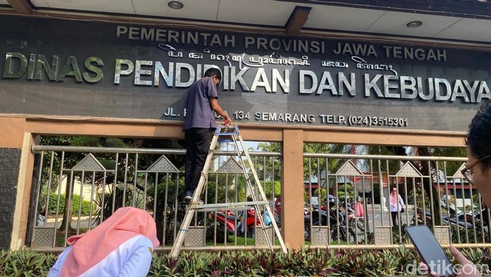 Tulisan aksara Jawa di Kantor Disdikbud Jateng, Kecamatan Semarang Tengah, diturunkan usai sempat viral karena salah penulisan, Kamis (5/3/2025).