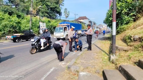 Unit Laka Satlantas Polres Tabanan melakukan olah TKP truk tronton melindas perempuan hingga tewas di Jalan Ahmad Yani, Desa Abiantuwung, Kecamatan Kediri, Rabu (5/3/2025) pagi. (Dok. Polres Tabanan)
