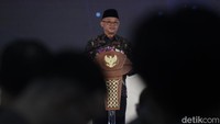 Mendikdasmen Abdul Muti mengapresiasi hadirnya fakultas AI ini. Ia mengajak kerja sama untuk pelatihan AI bagi guru.   