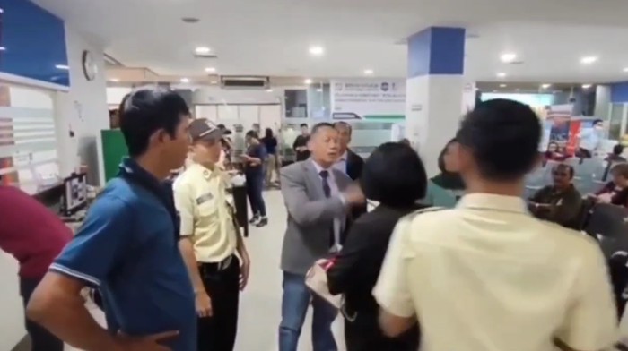Seorang dokter di Rumah Sakit Umum (RSU) Mitra Sejati Medan dilaporkan ke Polda Sumut karena dugaan malpraktik. Disebutkan dokter tersebut mengamputasi kaki pasien berinisial JS tanpa persetujuan keluarga.
