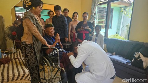Wakil Bupati Karangasem Pandu Prapanca Lagosa saat melakukan sungkem di hadapan ayahnya, Rabu (5/3/2025) (foto: I Wayan Selamat Juniasa)
