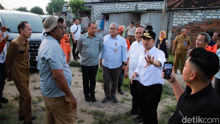 Wagub Emil cek tanggul Kali Lamong Gresik yang jebol