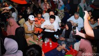 Pada kesempatan tersebut, Emil juga melakukan buka puasa bersama 75 KK yang terdampak banjir akibat jebolnya tanggul di lokasi tempat pengungsian di Desa Boboh.