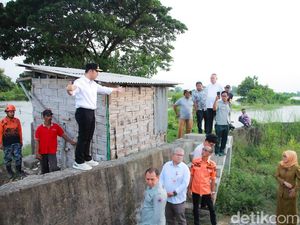 Wagub Emil Dardak Cek Tanggul Kali Lamong Gresik yang Jebol