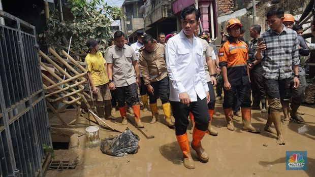 Wakil Presiden Gibran Rakabuming Raka meninjau rumah warga di kawasan yang terdampak banjir di Komplek Pondok Gede Permai, Bekasi, Jawa Barat, Rabu, (5/3/2025). (CNBC Indonesia/Muhammad Sabki)