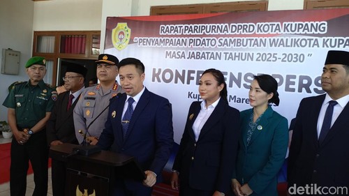 Wali Kota Kupang Christian Widodo menyampaikan keterangannya di DPRD Kota Kupang, Rabu (5/3/2025).