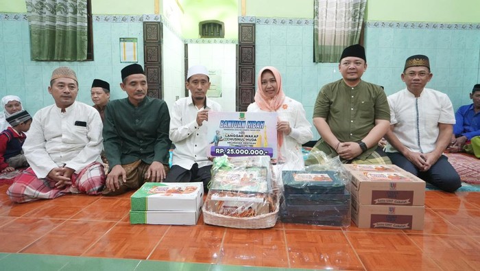 Wali Kota Mojokerto dan wakilnya saat memberi bantuan ke warga