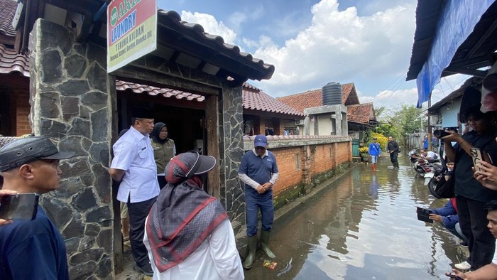 Walkot Depok Supian Suri saat mengecek lokasi terdampak banjir di Tanah Baru (Devi/detikcom)