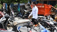 Wakil Presiden RI Gibran Rakabuming Raka mengamati sepeda motor yang terdampak banjir luapan Kali Bekasi di Sekolah Permata Sakti di Perumahan Pondok Gede Permai, Jatirasa, Bekasi, Jawa Barat, Rabu (5/3/2025).