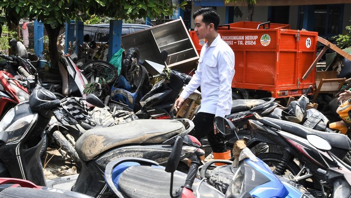 Wakil Presiden Gibran Rakabuming Raka (kanan) berbincang dengan warga terdampak banjir di tenda pengungsian Gudang BNPB, Jatirasa, Bekasi, Jawa Barat, Rabu (5/3/2025). Wapres Gibran Rakabuming Raka juga meninjau rumah warga yang terdampak banjir, meninjau tanggul Kali Bekasi dan memberi bantuan. ANTARA FOTO/ Fakhri Hermansyah/nym.