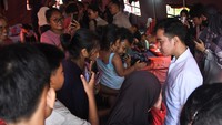 Ia berbincang dengan warga terdampak banjir di tenda pengungsian.