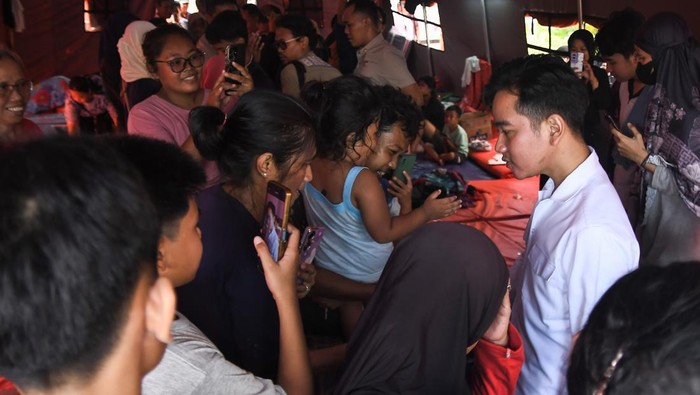Wapres Gibran Tinjau Warga Terdampak Banjir di Bekasi Wakil Presiden Gibran Rakabuming Raka (kanan) berbincang dengan warga terdampak banjir di tenda pengungsian Gudang BNPB, Jatirasa, Bekasi, Jawa Barat, Rabu (5/3/2025). Wapres Gibran Rakabuming Raka juga meninjau rumah warga yang terdampak banjir, meninjau tanggul Kali Bekasi dan memberi bantuan. ANTARA FOTO/ Fakhri Hermansyah/nym.
