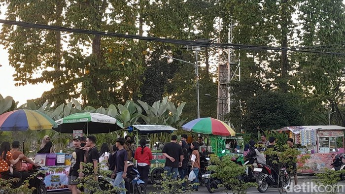 Warga berburu takjil di Jalan Karya Wisata, Kecamatan Medan Johor, tepatnya di depan Taman Cadika Medan