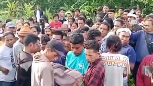 Warga mengevakuasi pasutri yang tewas tersambar petir di Kampung Raba Malouna, Desa Kadi Wano, Kecamatan Wewewa Timur, Sumba Barat Daya, NTT. (Foto: Istimewa)