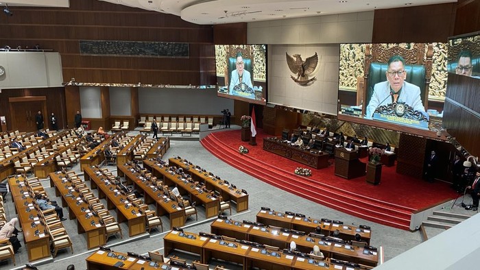 DPR menggelar rapat paripurna dengan agenda pengesahan pemberian kewarganegaraan kepada tiga pemain sepakbola keturunan Indonesia yakni Emil Audero Mulyadi, Dean Ruben James, dan Joey Mathijs Pelupessy, Kamis (6/3/2025).