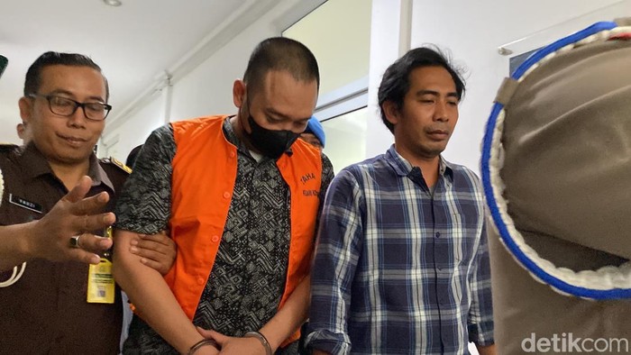Tersangka penembakan Gamma, Robig Zaenudin di Kejari Semarang, Kamis (6/3/2025).