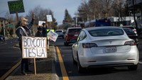Puluhan demonstran berkumpul di dealer Tesla di Palo Alto, California pada hari Rabu (5/3) untuk mengutuk pemilik perusahaan mobil listrik Elon Musk atas perannya dalam pemotongan anggaran di bawah pemerintahan baru Donald Trump.