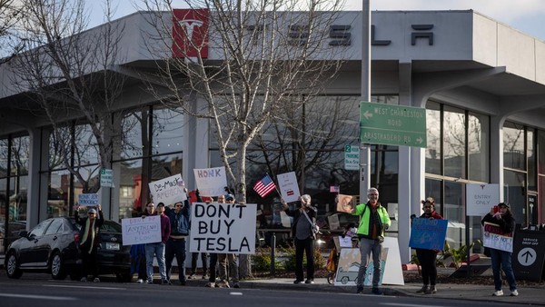 Aksi Warga AS Protes Elon Musk, Geruduk Dealer Tesla di California