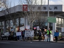 Aksi Warga AS Protes Elon Musk, Geruduk Dealer Tesla di California