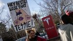 Aksi Warga AS Protes Elon Musk, Geruduk Dealer Tesla di California