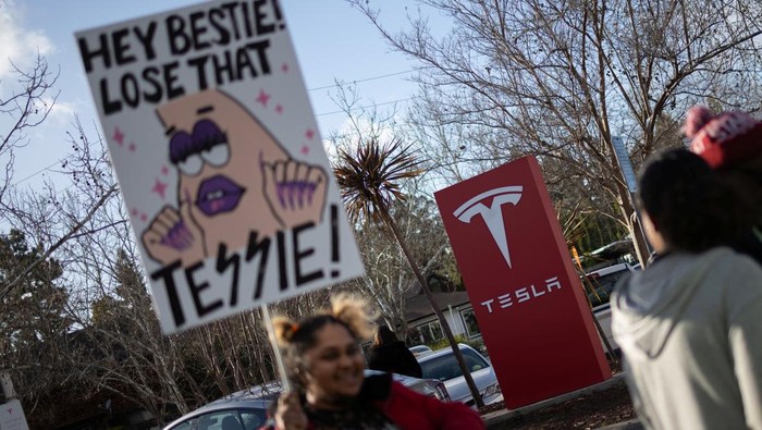 Residents protest against Elon Musk's role at U.S. President Donald Trump's administration, outside of a Tesla dealership in Palo Alto, California, U.S. March 5, 2025. REUTERS/Carlos Barria