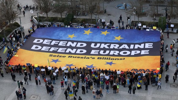 Aktivis Kibarkan Bendera Ukraina di Brussels, Desak Penyitaan Aset Rusia