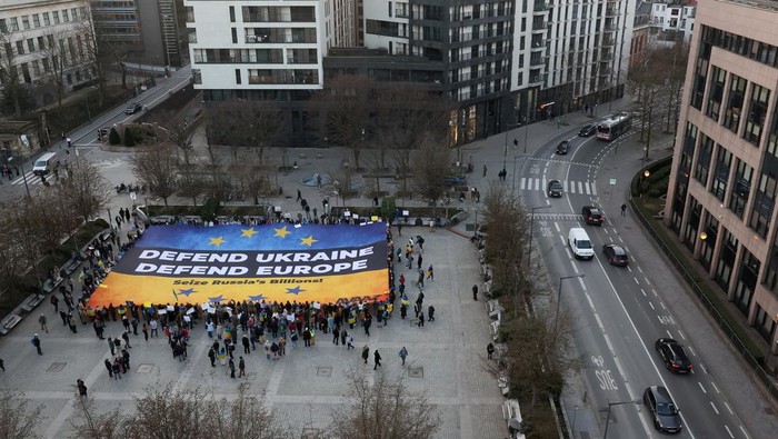 Ukrainian activists deploy a massive banner, urging European leaders to seize frozen Russian assets to fund Ukraine in its conflict against Russia, in Brussels Belgium, March 5, 2025. REUTERS/Yves Herman