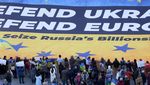 Aktivis Kibarkan Bendera Ukraina di Brussels, Desak Penyitaan Aset Rusia