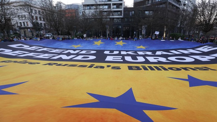 Aktivis Kibarkan Bendera Raksasa Ukraina di Brussels, Desak Penyitaan Aset Rusia Ukrainian activists deploy a massive banner, urging European leaders to seize frozen Russian assets to fund Ukraine in its conflict against Russia, in Brussels Belgium, March 5, 2025. REUTERS/Yves Herman