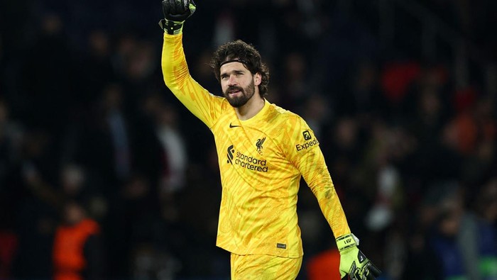 Soccer Football - Champions League - Round of 16 - First Leg - Paris St Germain v Liverpool - Parc des Princes, Paris, France - March 5, 2025 Liverpools Alisson Becker celebrates after the match REUTERS/Gonzalo Fuentes