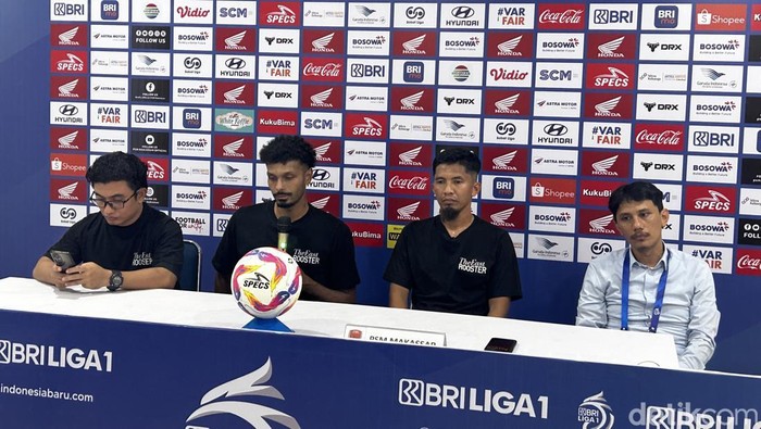 Bek PSM Makassar Aloisio Neto (dua dari kiri) saat sesi konferensi pers jelang laga kontra Persebaya.