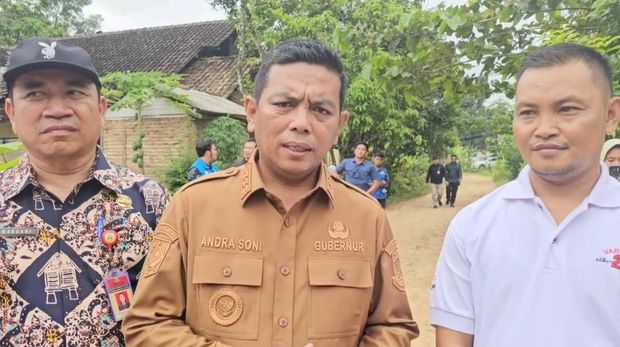 Andra Soni saat mengecek jalan rusak di Pandeglang (Aris/detikcom)